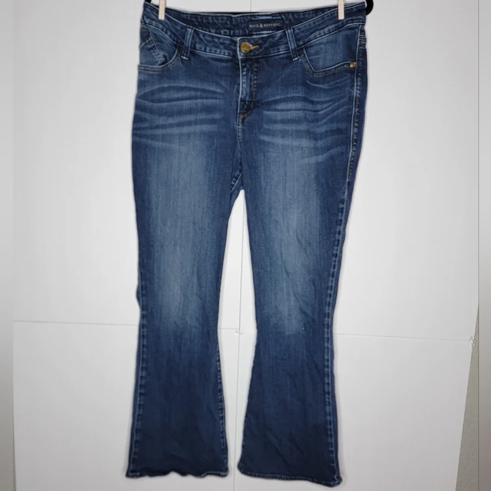 Rock & Republic Bootcut Jeans Rhinestone Wing Pockets Size 32